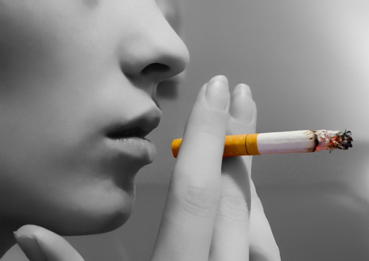 Сегарета на чёрном фоне