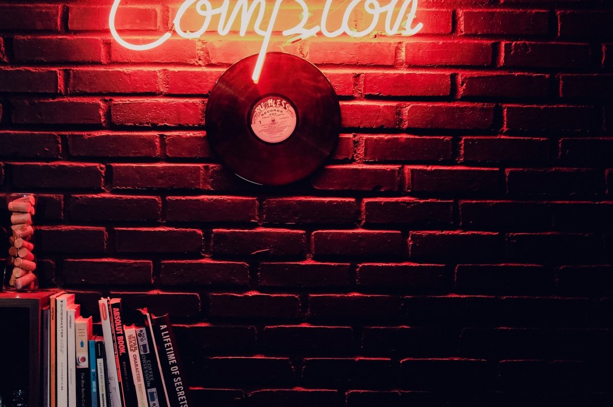 Кирпичная стена с подсветкой