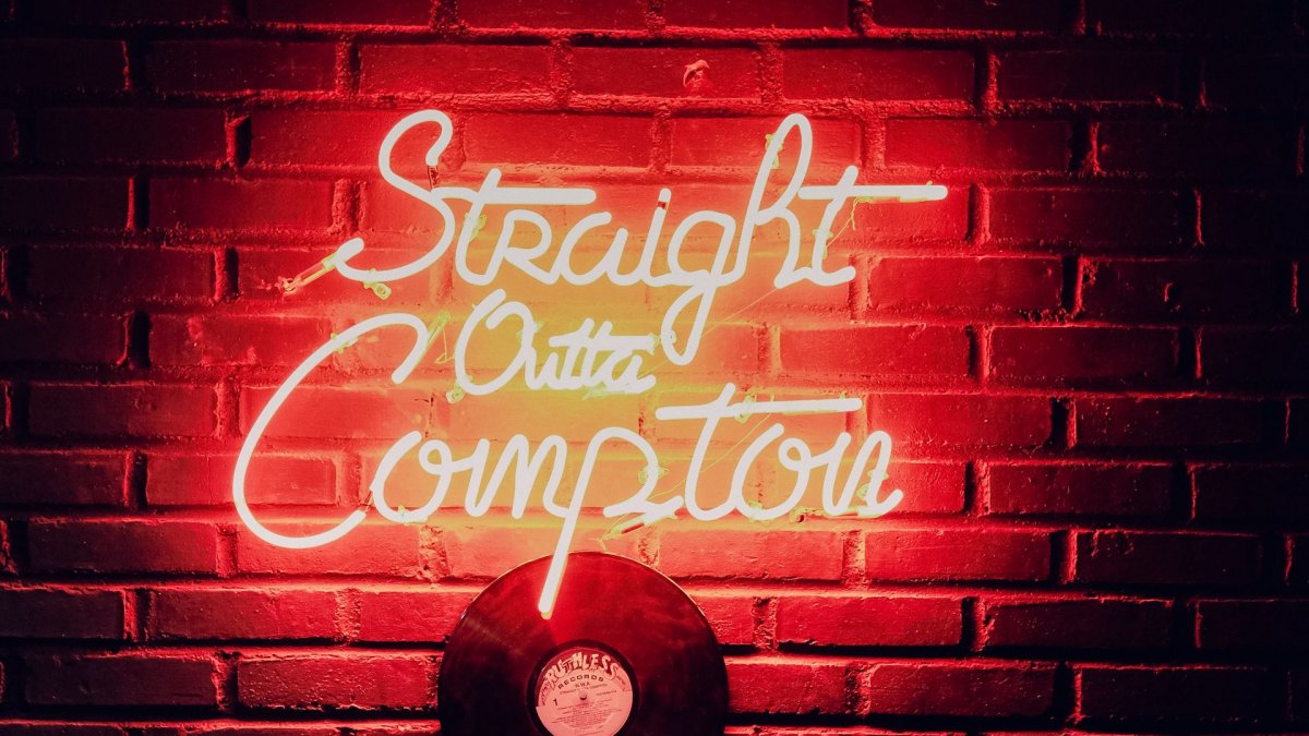 Неоновая вывеска на кирпичной стене