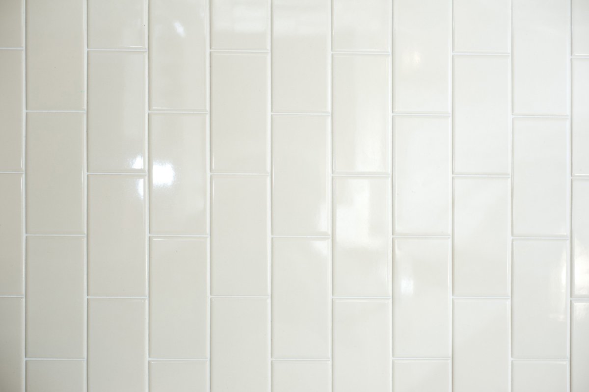 Белая вертикальная плитка