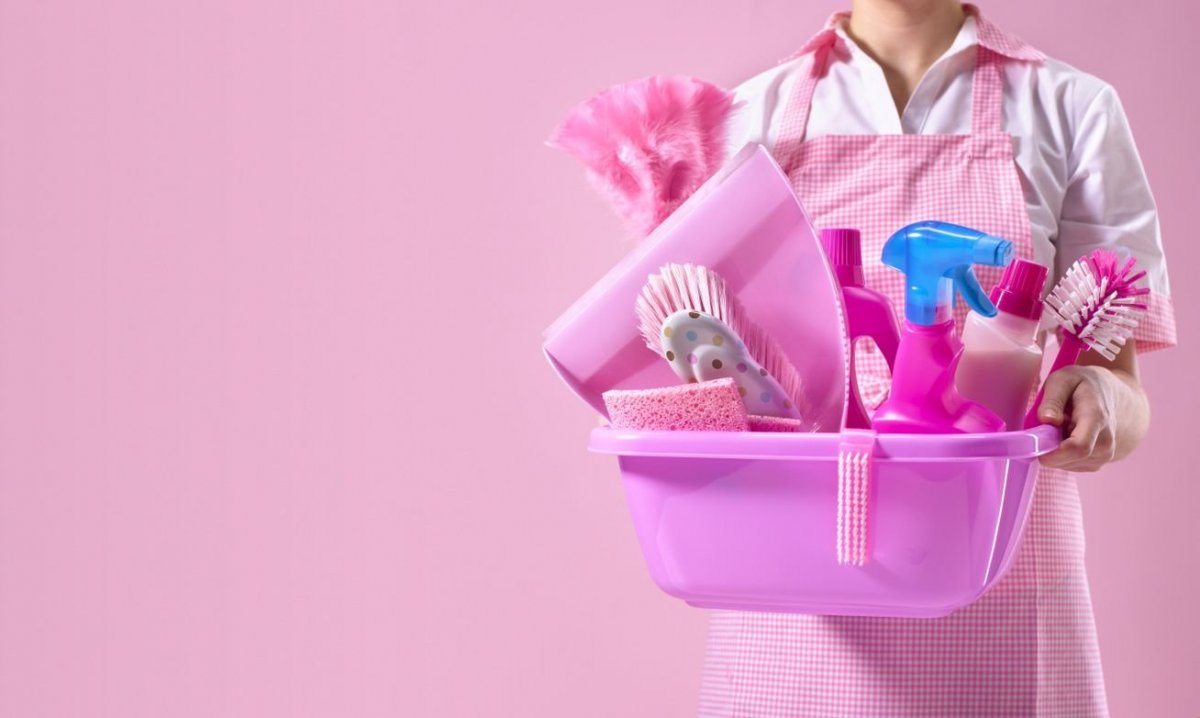 Бытовая химия на розовом фоне