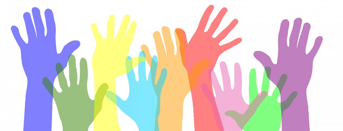 Волонтерство руки на синем фоне