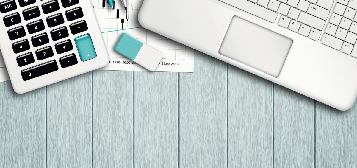 Калькулятор на белом столе