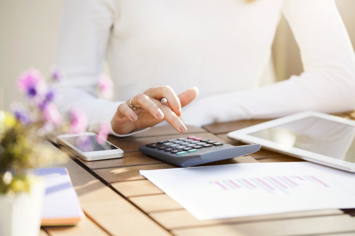 Женщина с калькулятором