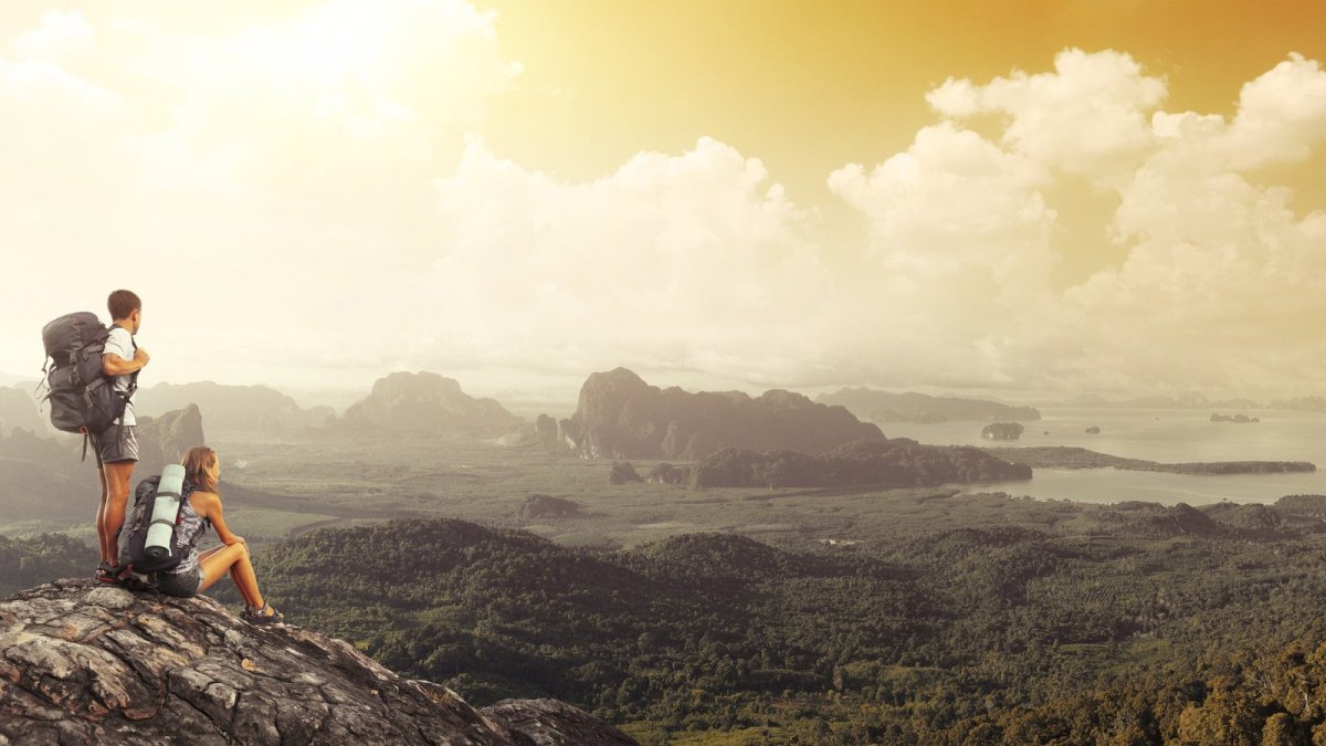 Путешественник на фоне гор