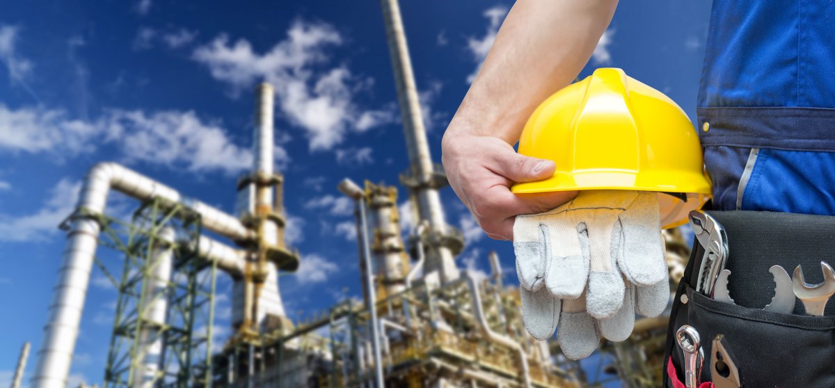 Охрана труда белая каска и перчатки