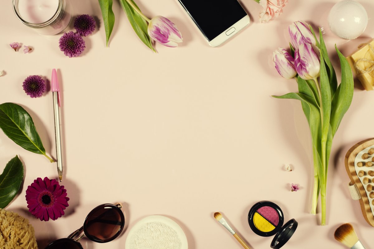 Уходовая косметика на розовом фоне