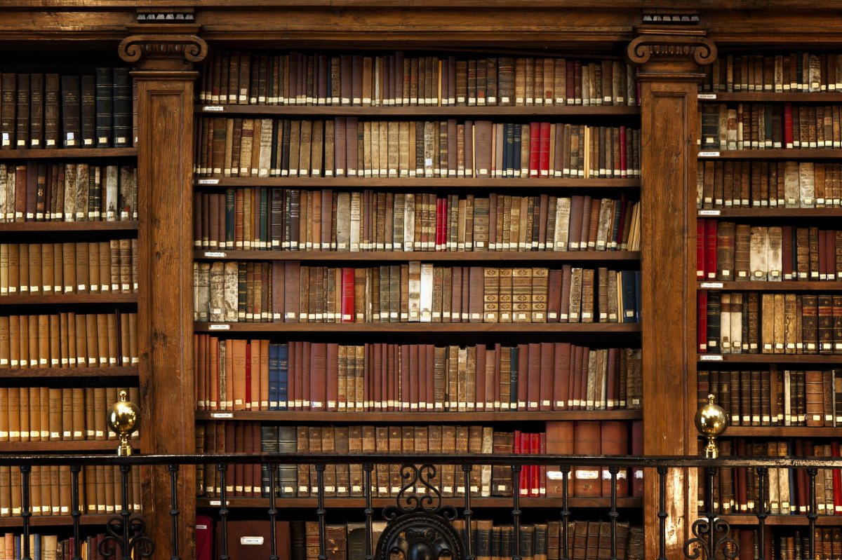 Книжный шкаф с книгами