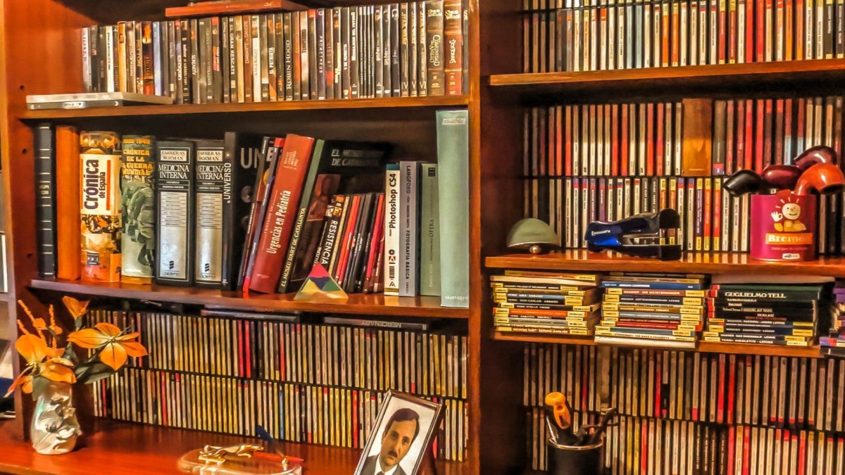 Книжные полки в библиотеке