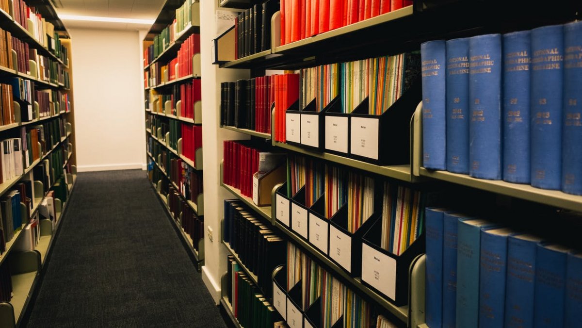 Стеллажи с книгами в библиотеке