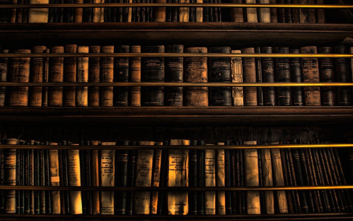 Старая книжная полка