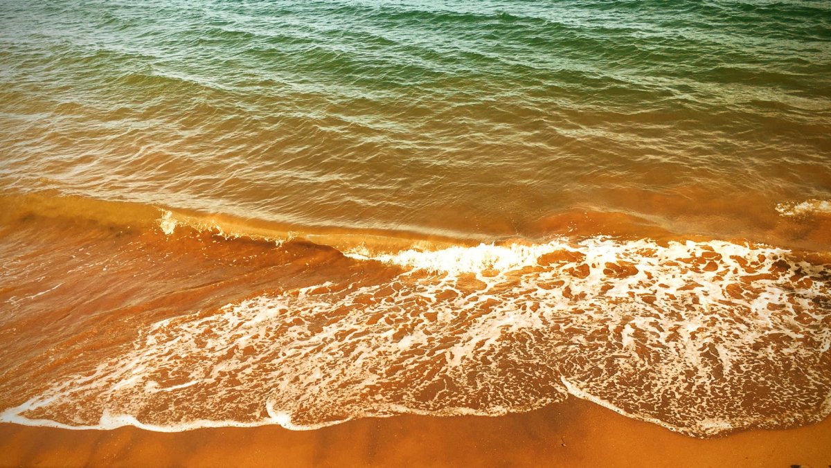 Оранжевый песок на пляже