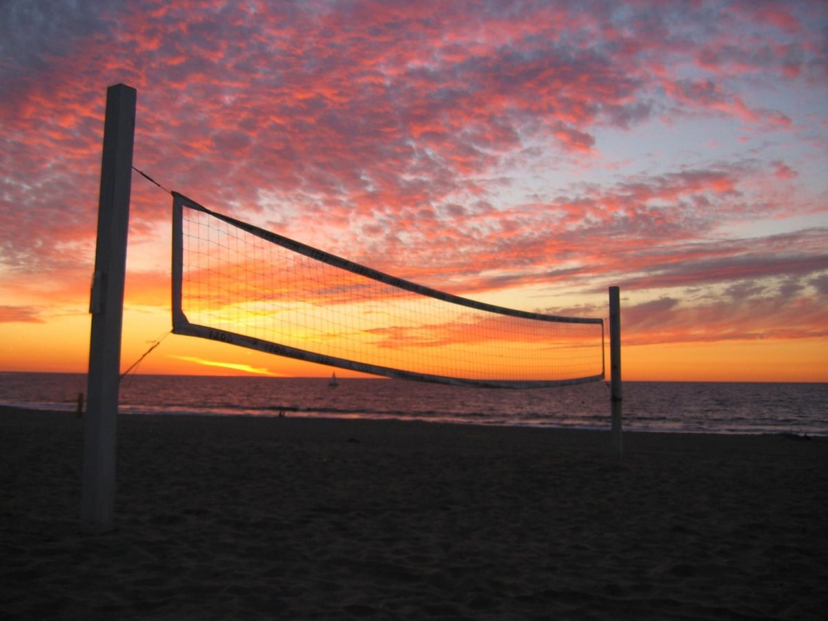 Волейбольная сетка на закате