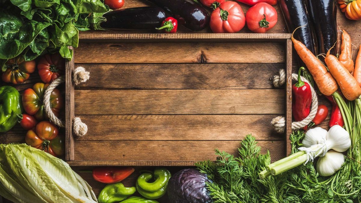 Продукты на деревянном фоне