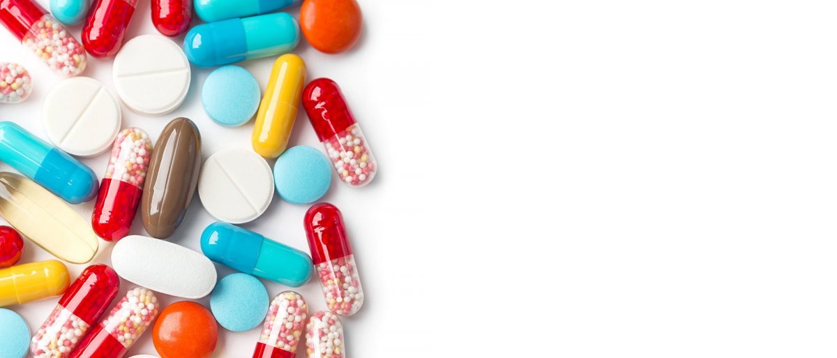 Лекарства на белом фоне
