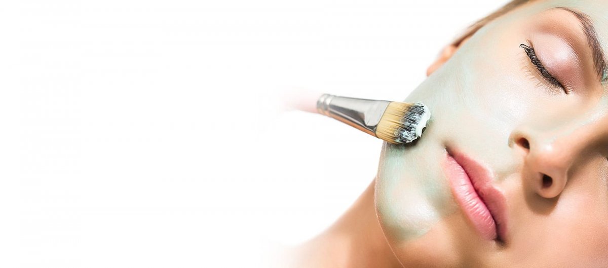 Массаж лица на белом фоне