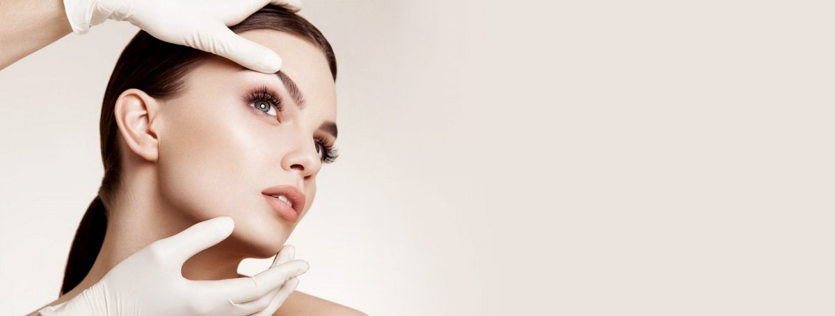 Красивая девушка у косметолога