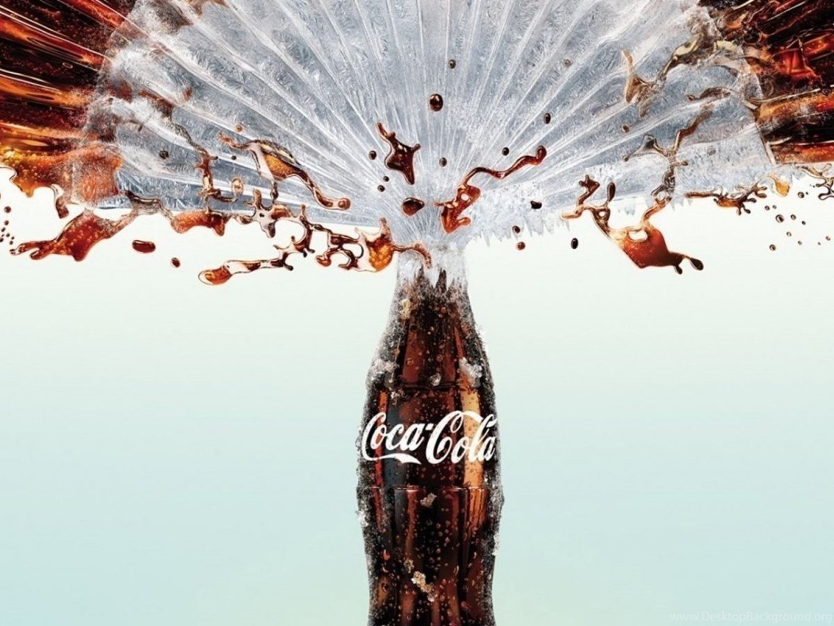 Бутылка колы на Красном фоне