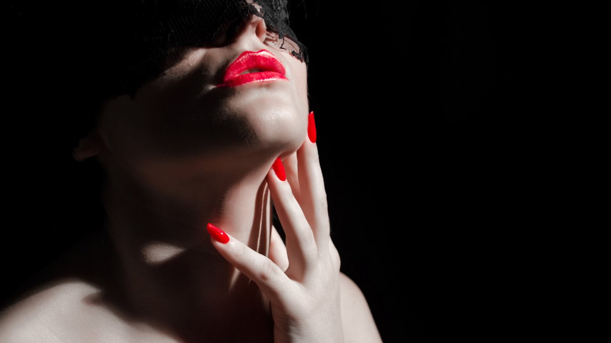 Девушка с красными губами
