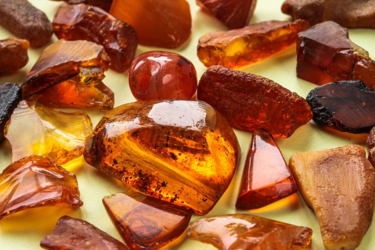 Окаменевшая ископаемая смола янтарь