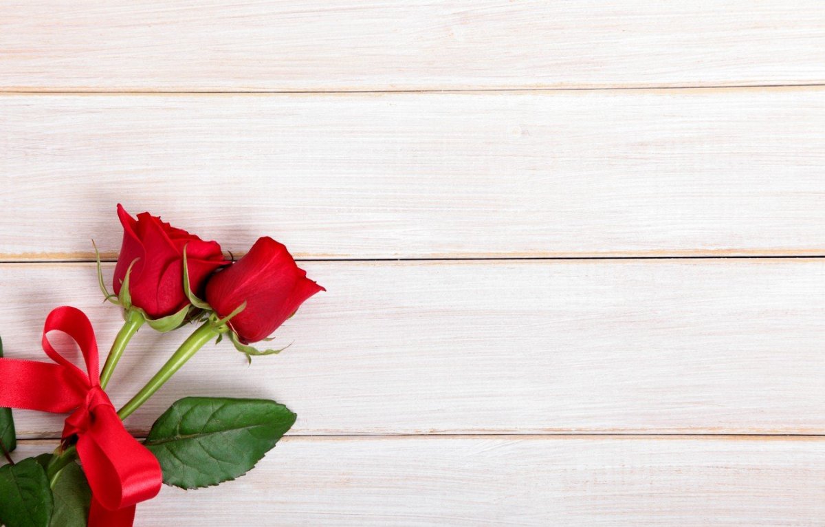 Цветы на столе сверху