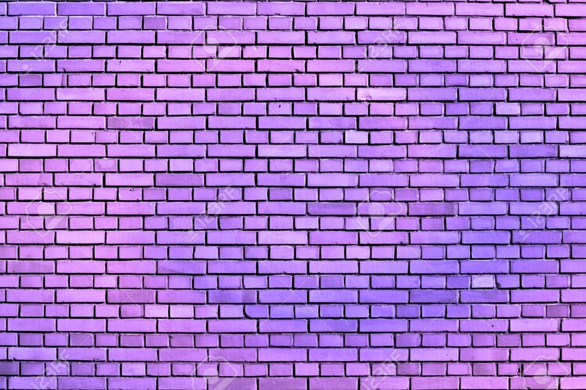 Фиолетовая кирпичная стена