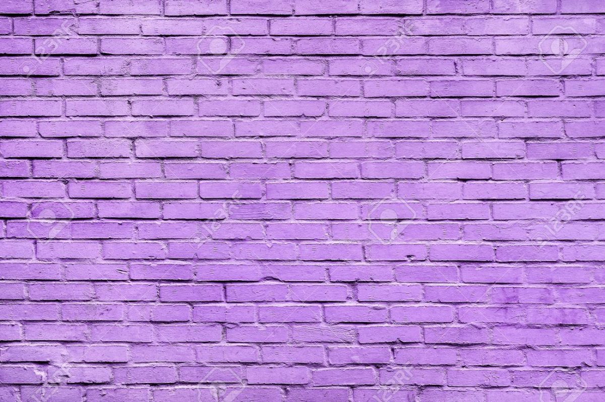 Фиолетовая кирпичная стена