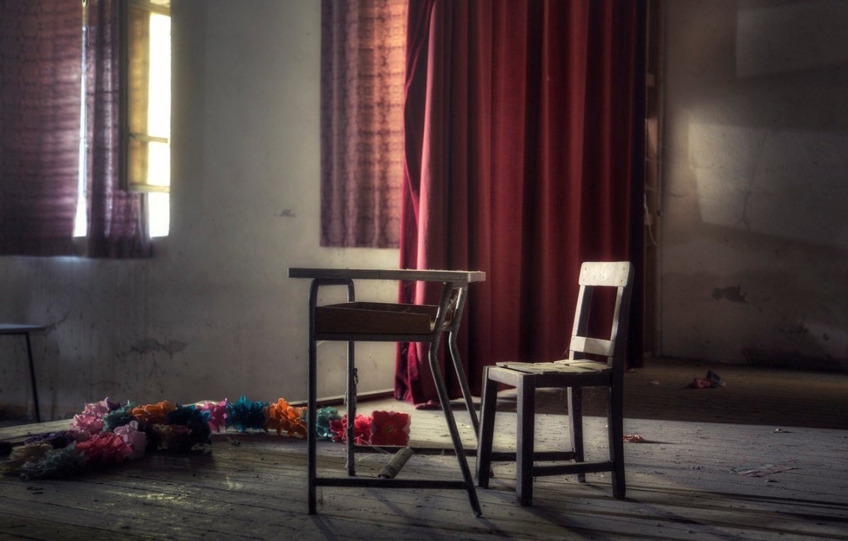 Стул в темной комнате