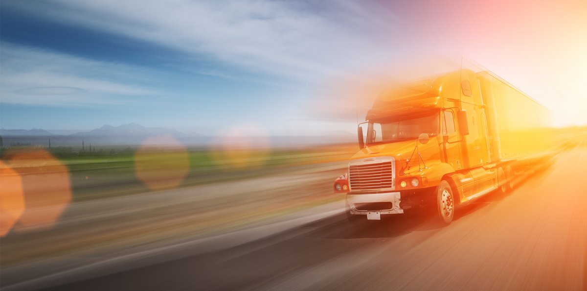 Фура на размытом фоне