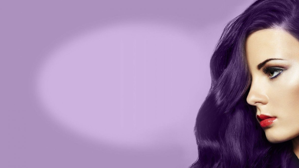Волосы на фиолетовом фоне