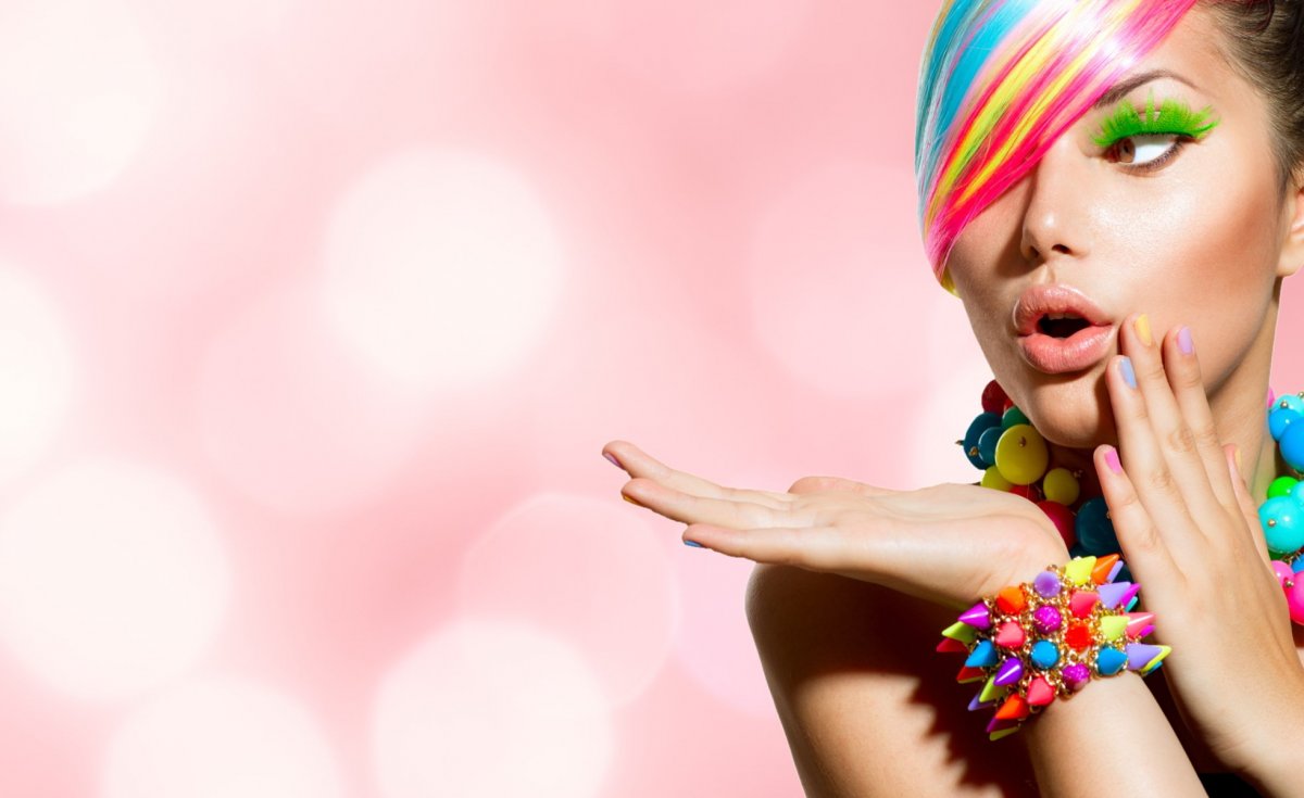 Яркая девушка