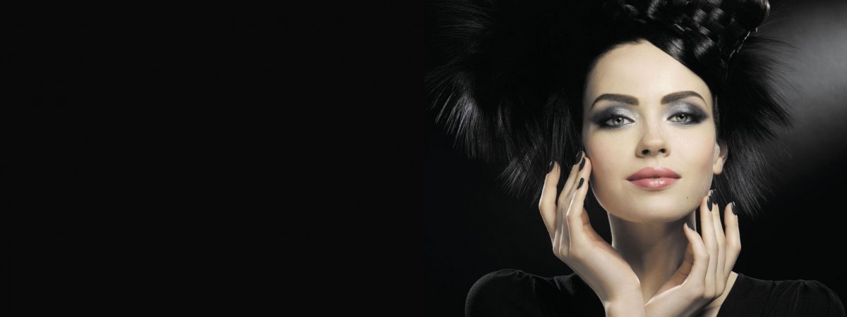 Девушка с прической на черном фоне