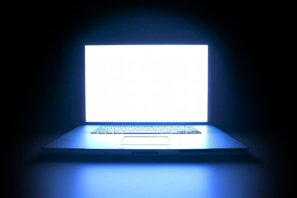 Монитор в темноте