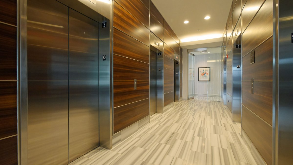 Лифт в офисном здании