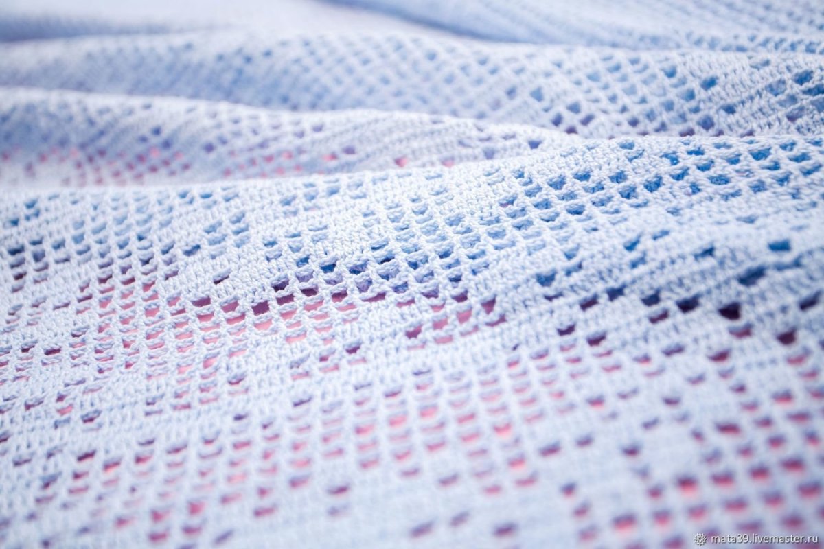 Вязаная голубая скатерть