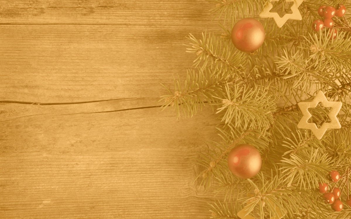 Новогодняя елка на бежевом фоне