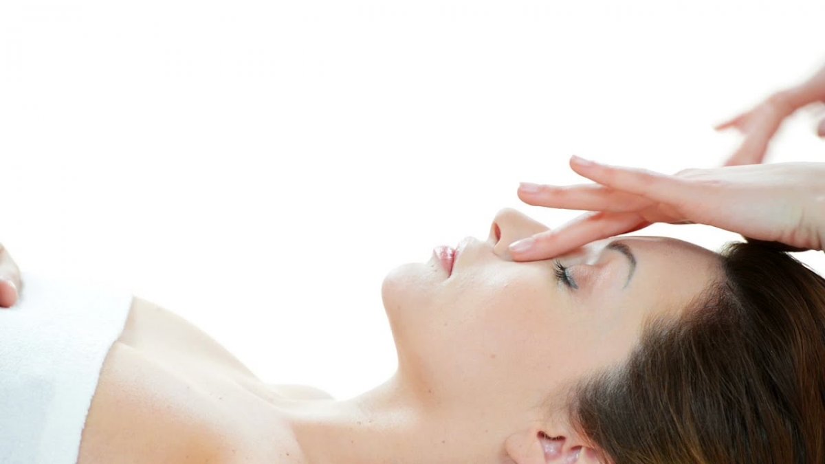 Массаж лица на белом фоне