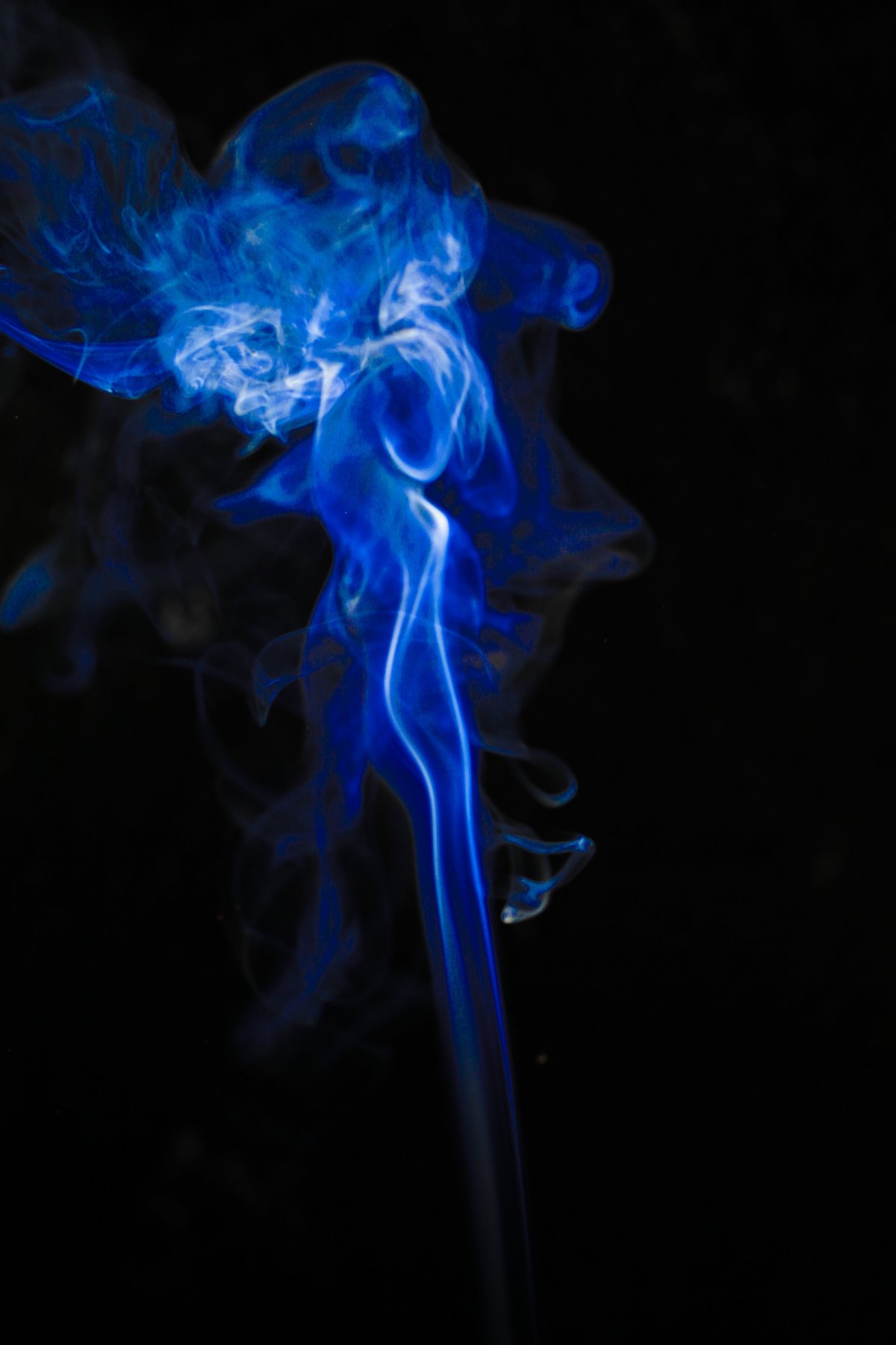 Синее пламя на черном фоне