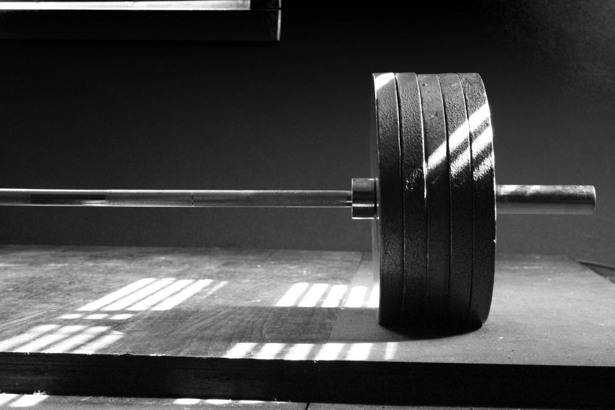 Тяжелоатлет на белом фоне