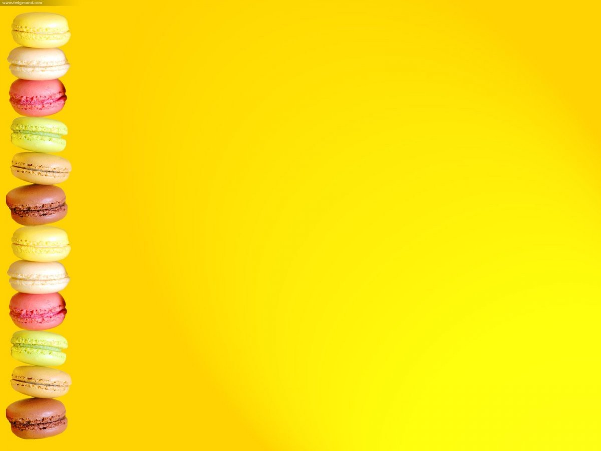 Сладости на деревянном фоне