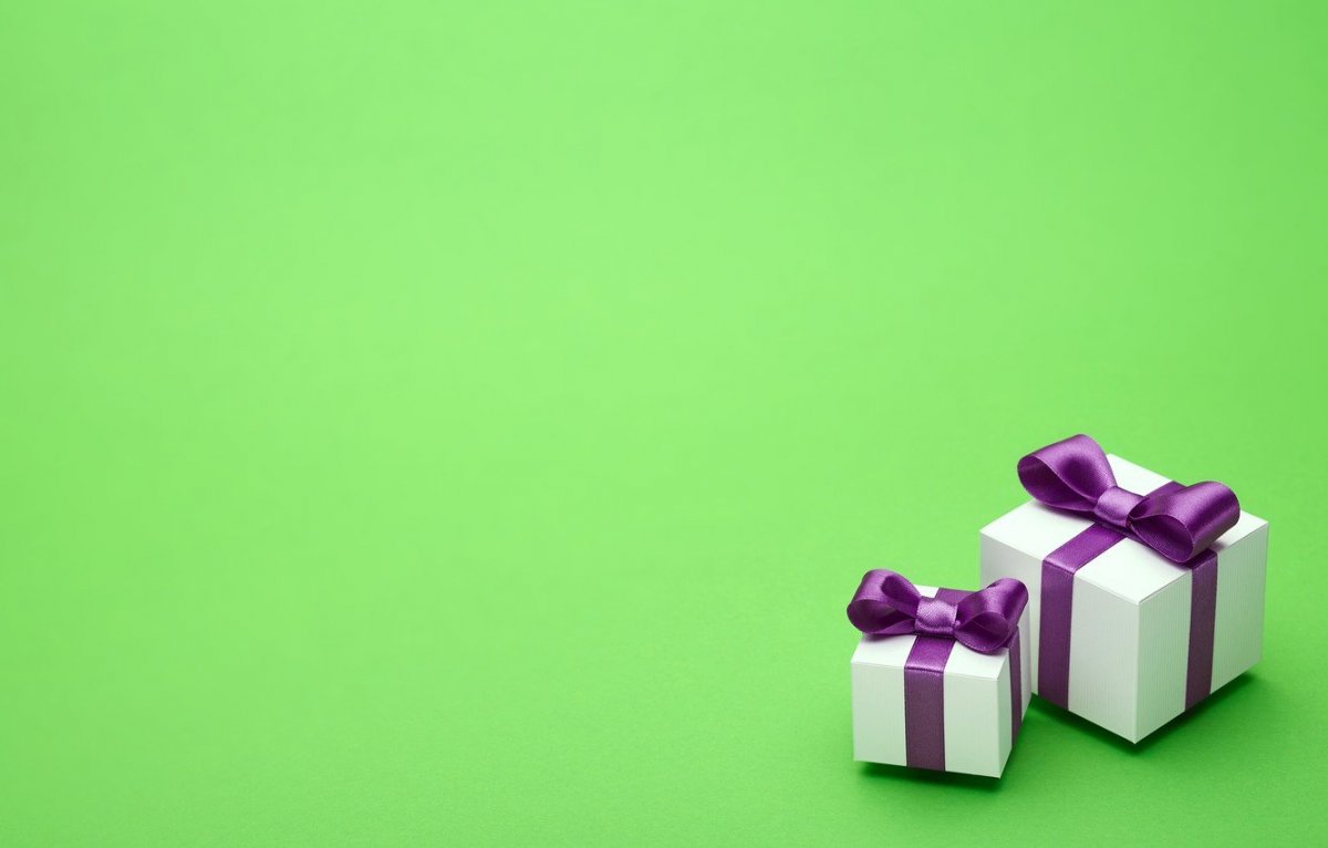 Подарки коробки на зеленом фоне