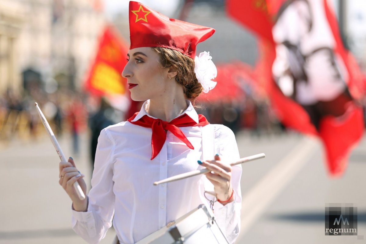 Пионерки барабанщицы