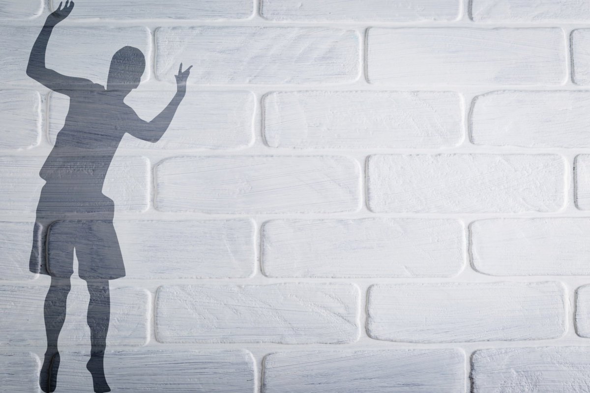 Тень на стене