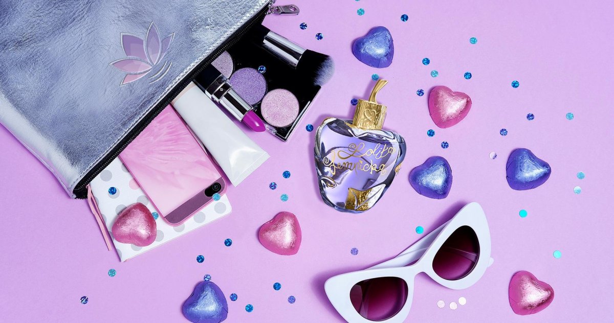 Косметика на сиреневом фоне