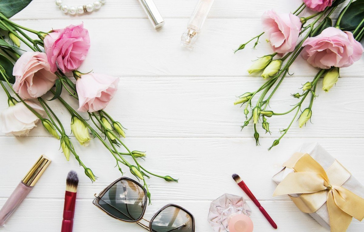 Косметика на фоне цветов