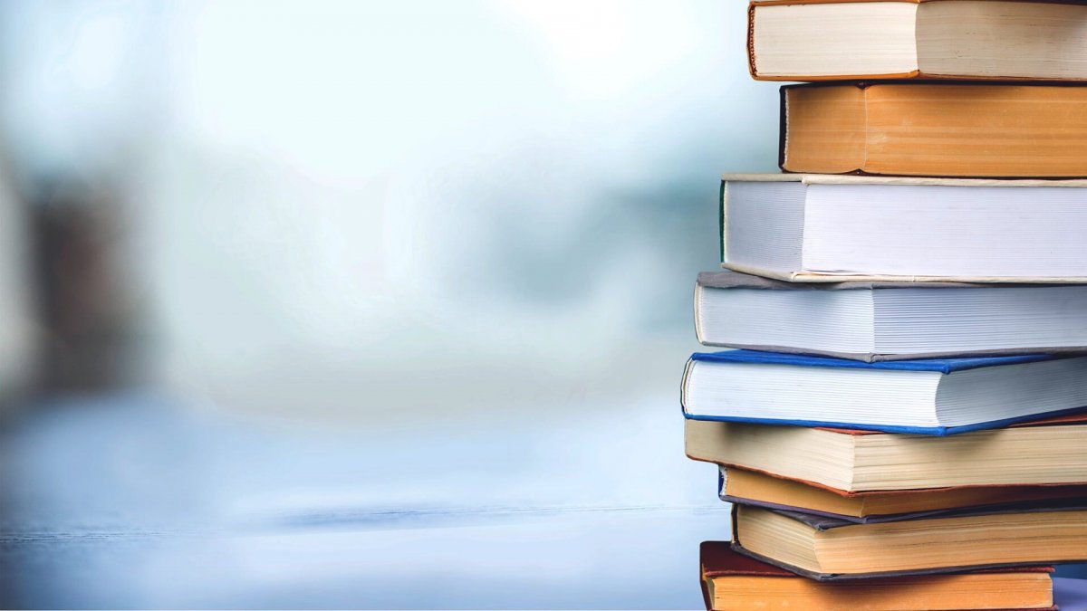 Стопка книг на столе