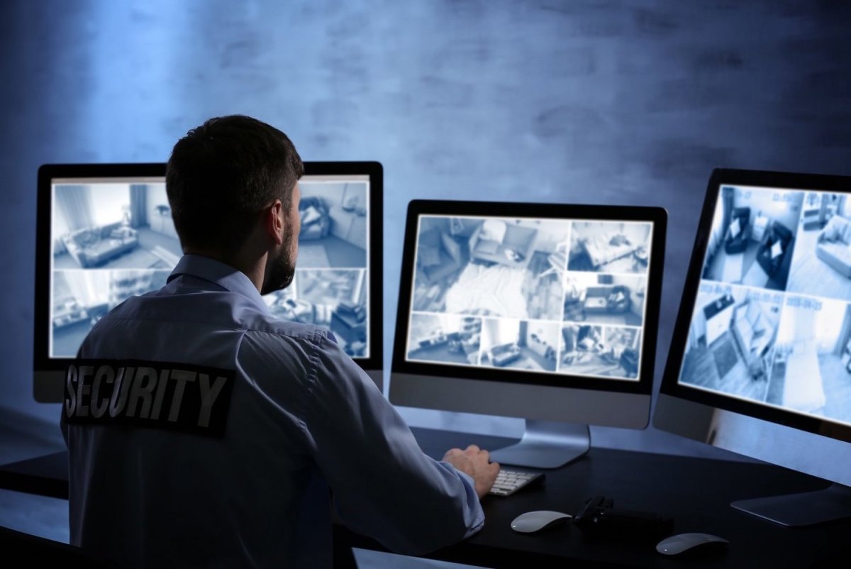 Охранник у монитора