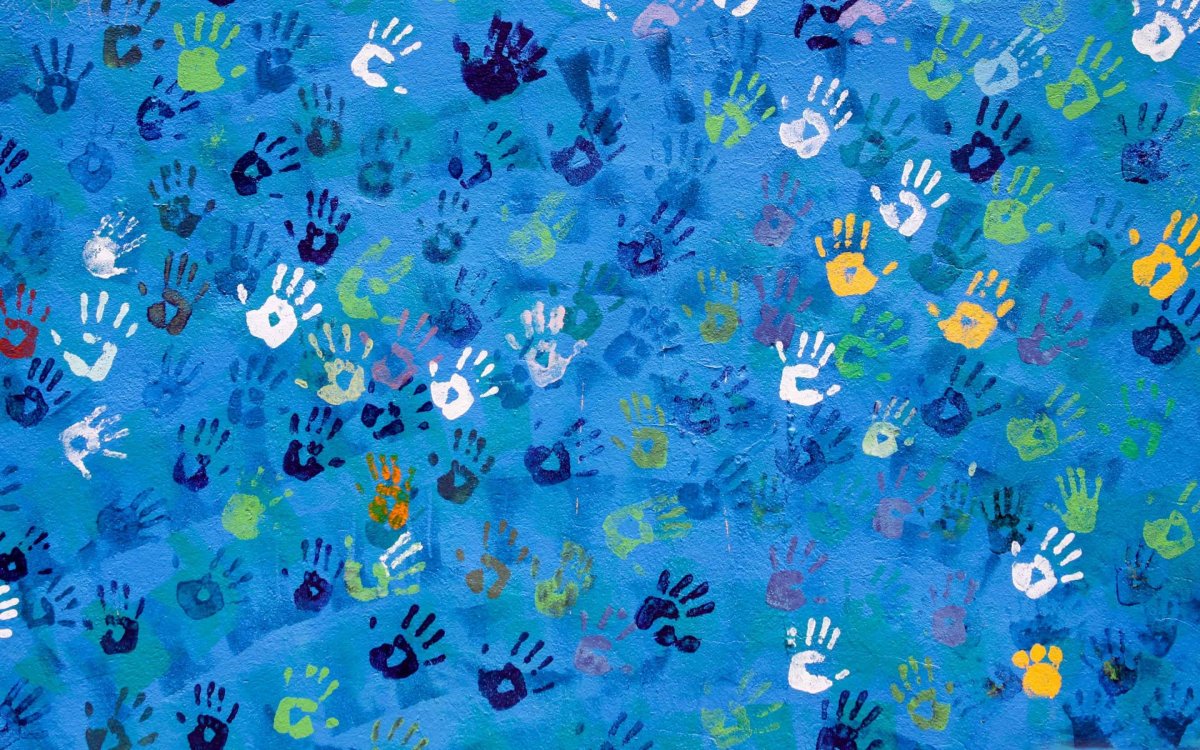 Много детских ладошек