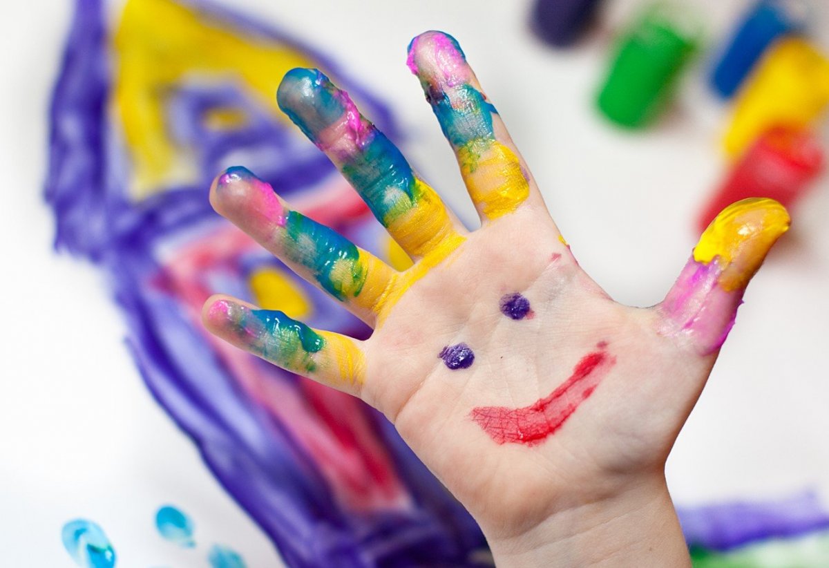 Отпечатки ладошек на стене