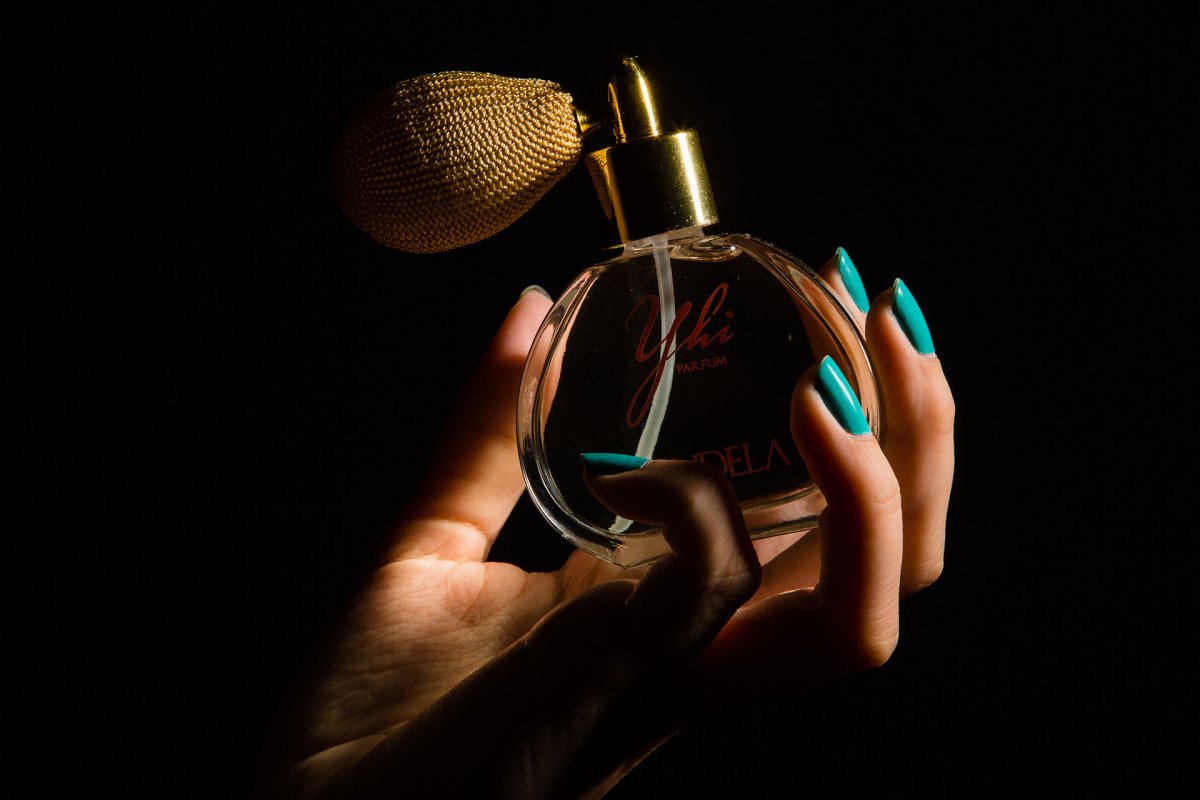 Элитный Парфюм на черном фоне